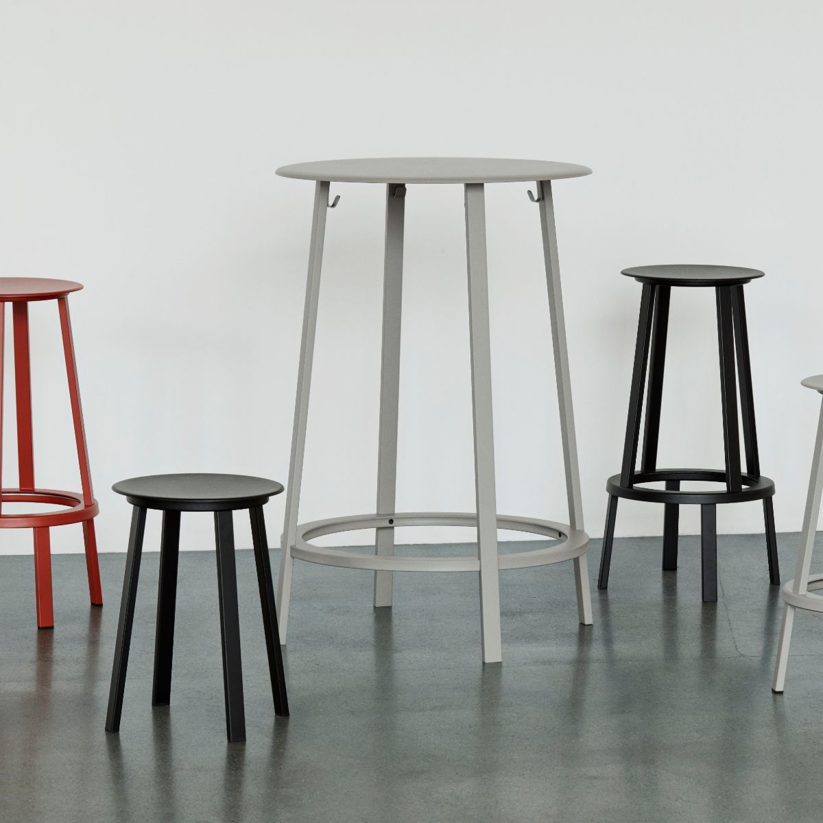 Table haute en aluminium rouge Revolver - HAY - The Cool Republic