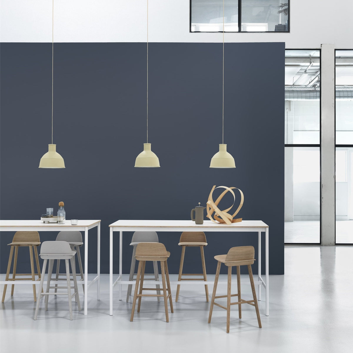 Table haute en linoléum noire contreplaqué 85 x 190 x 105 cm Base - Muuto - The Cool Republic