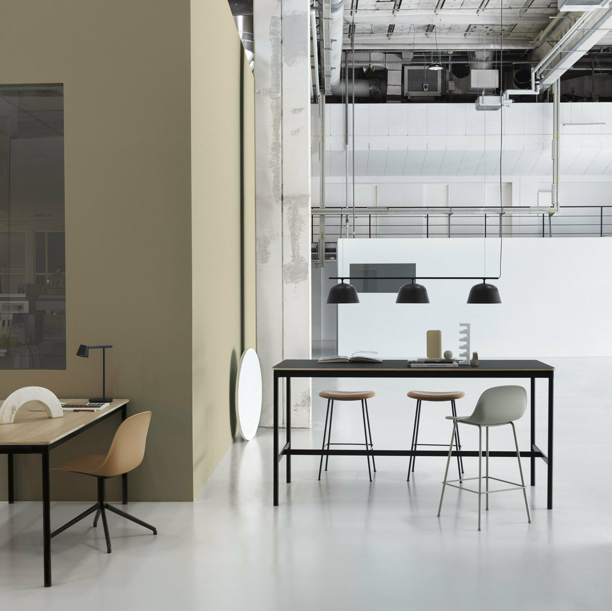 Table haute étroite noire et chêne 95 cm Base High - Muuto - The Cool Republic