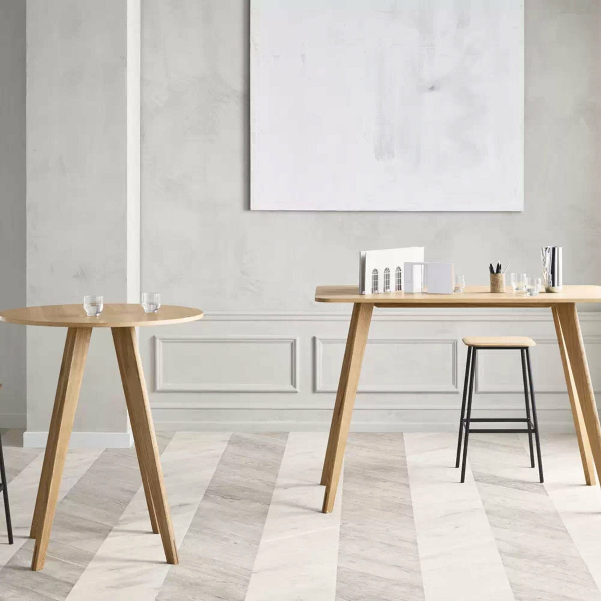 Table haute ronde en stratifié fenix noir et noyer massif huilé 90 cm New Mood - Bolia - The Cool Republic