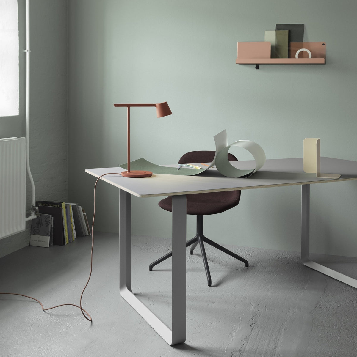 Table noire piétement blanc 170 cm 70-70 - Muuto - The Cool Republic
