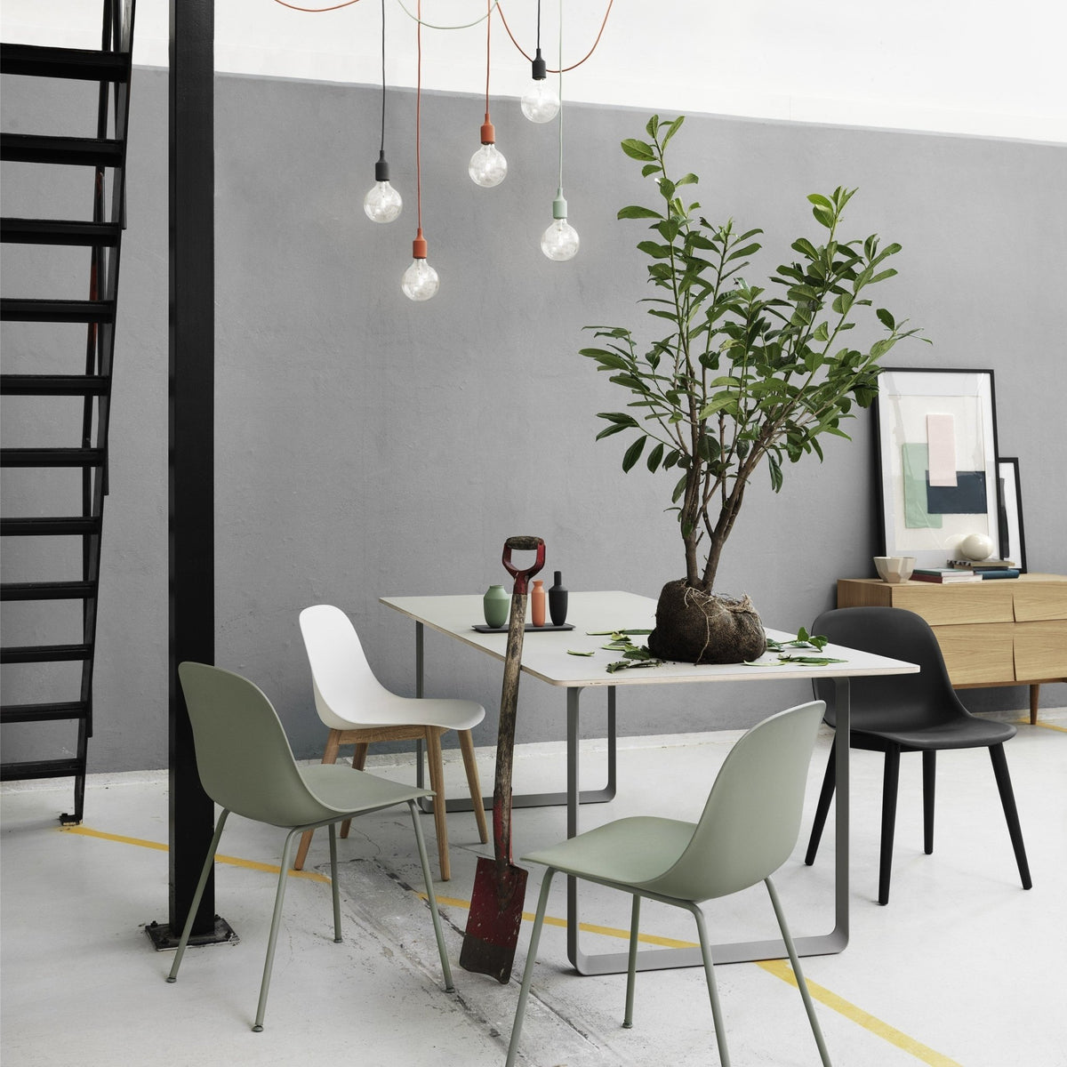 Table noire piétement blanc 170 cm 70-70 - Muuto - The Cool Republic