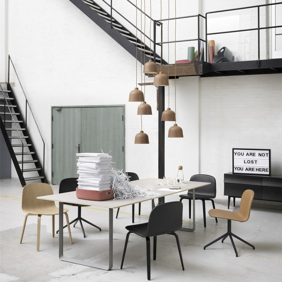 Table noire piétement blanc 170 cm 70-70 - Muuto - The Cool Republic