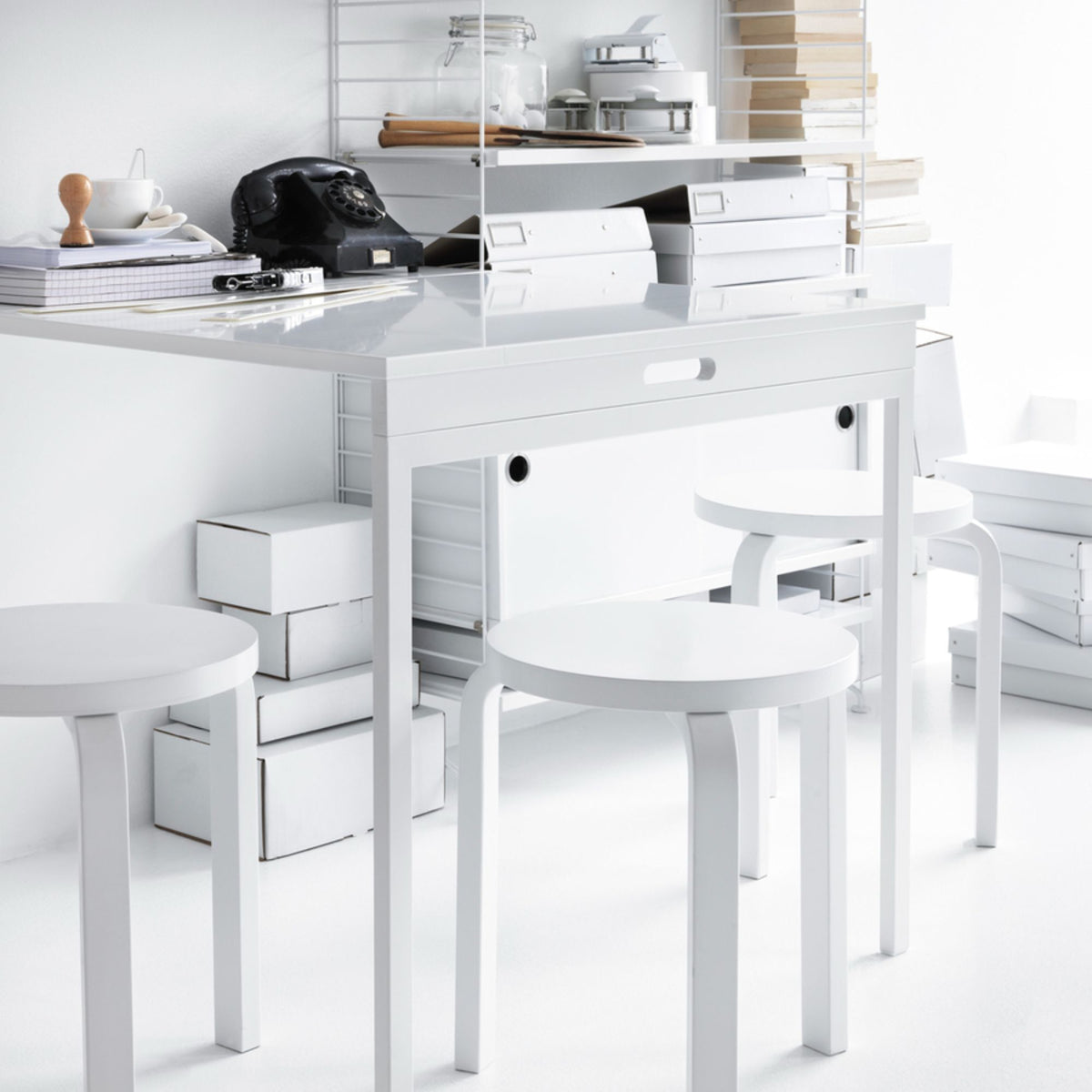 Table pliante blanche en mdf et pieds blancs en acier - String furniture - The Cool Republic