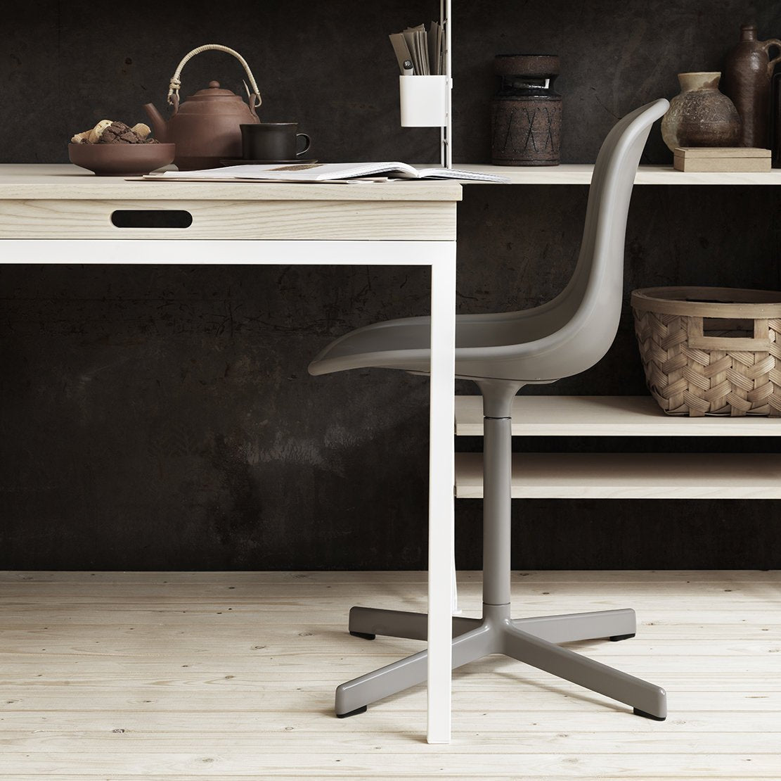 Table pliante en chêne et pieds blancs en acier pour système String - String furniture - The Cool Republic
