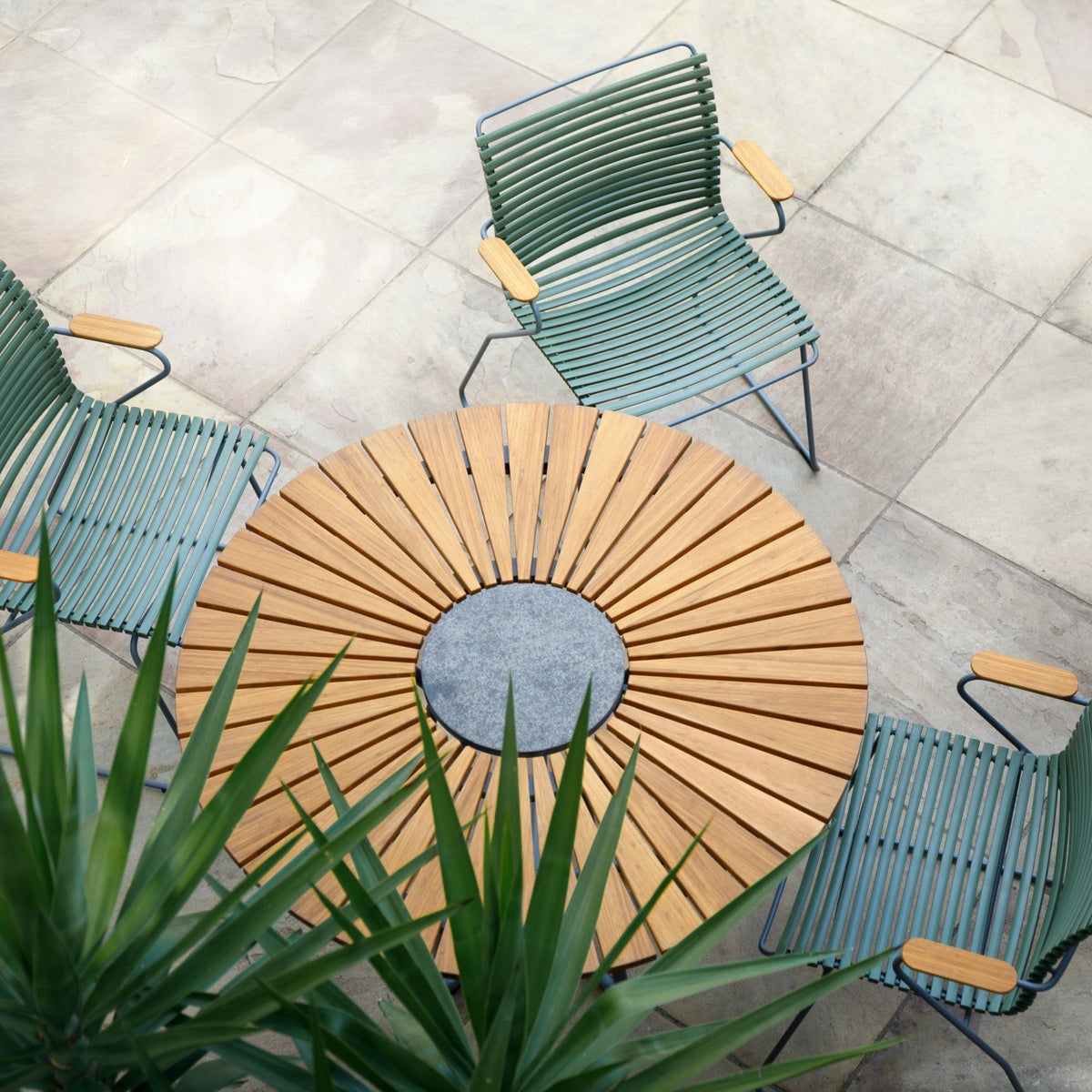 Table ronde 110 cm en bambou piètement en aluminium CIRCLE - Houe - The Cool Republic