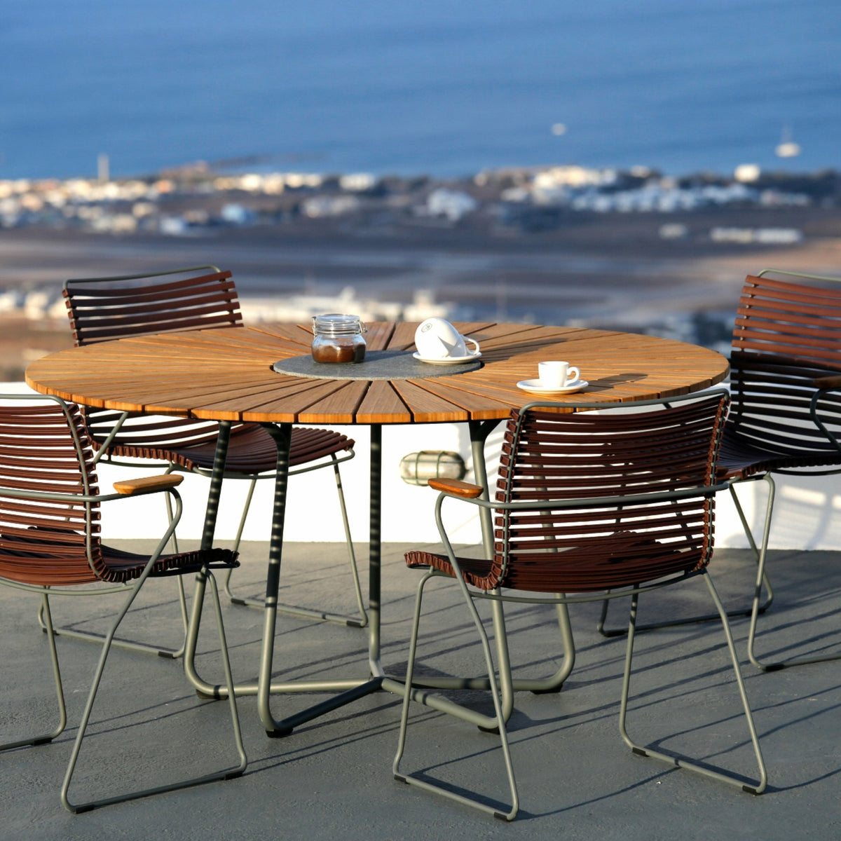 Table ronde 150 cm en bambou piètement en aluminium CIRCLE - Houe - The Cool Republic