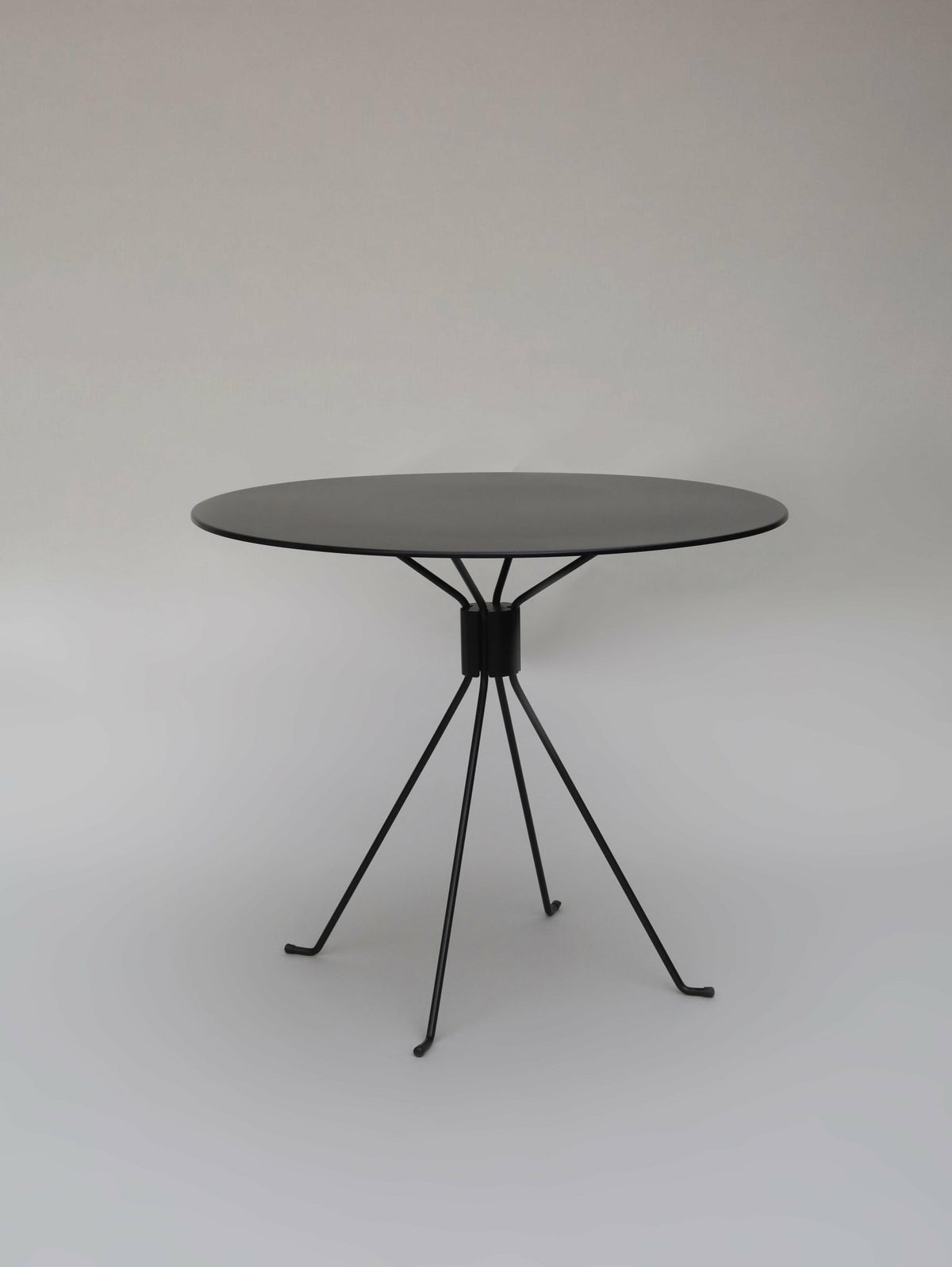 Table ronde de jardin en acier blanc 75 cm Bond - Cools Collection - The Cool Republic