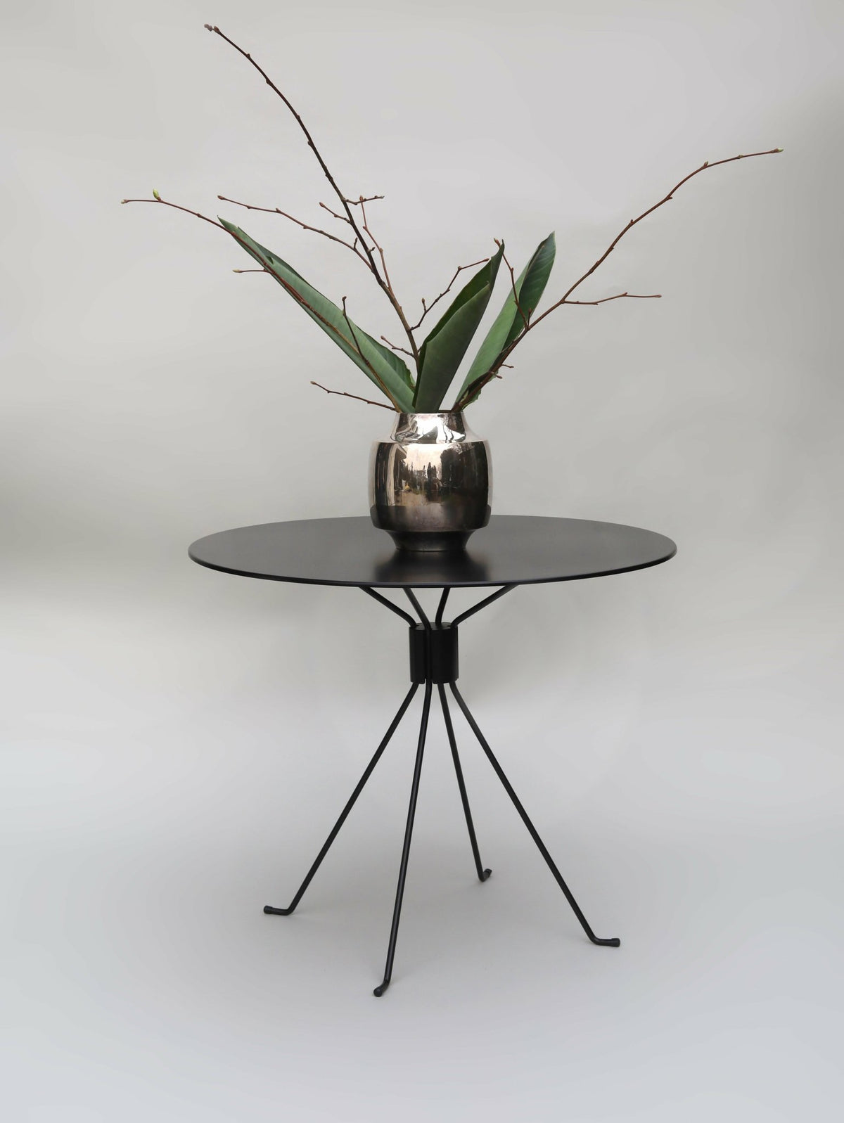 Table ronde de jardin en acier blanc 75 cm Bond - Cools Collection - The Cool Republic
