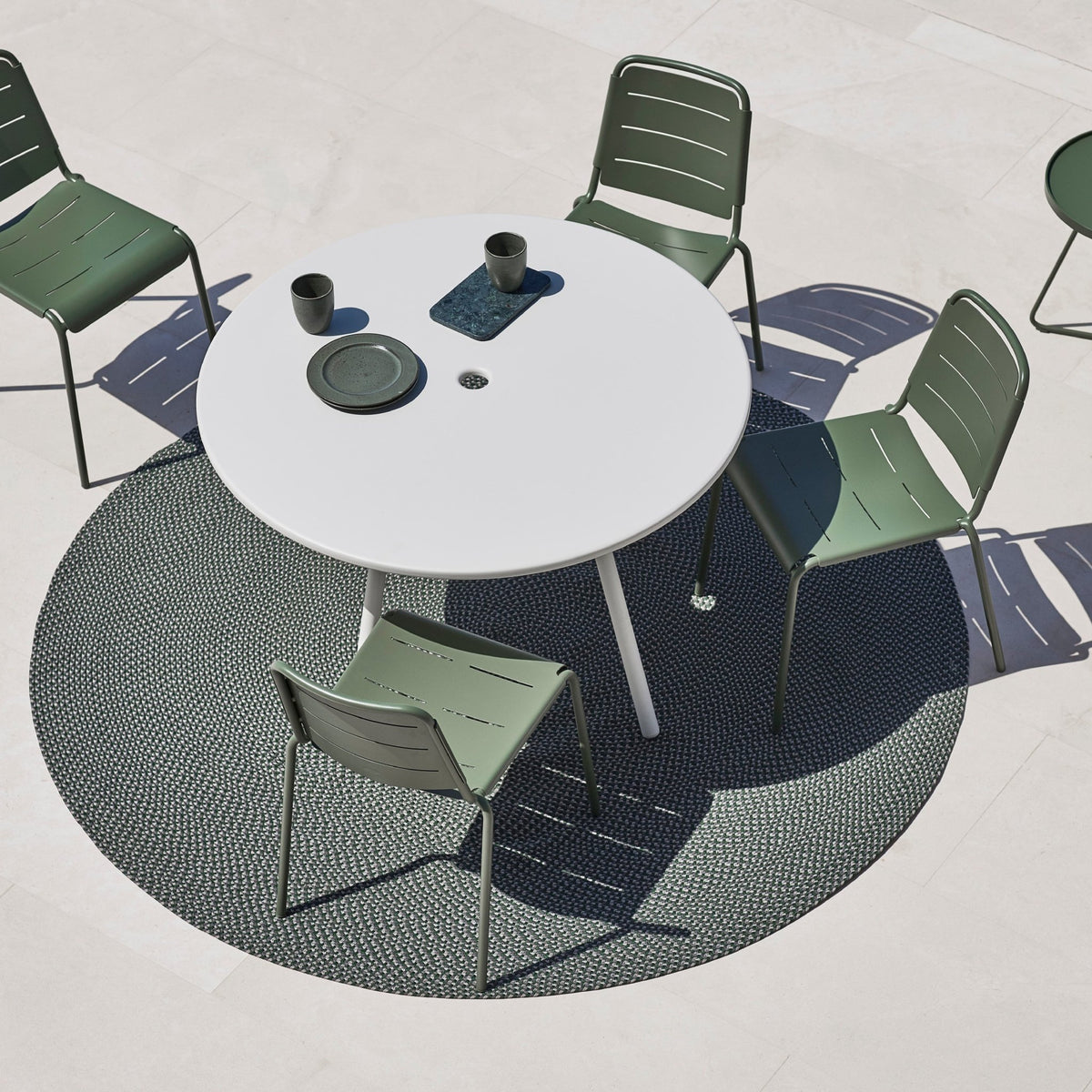 Table ronde en aluminum blanc Area - Cane-Line - The Cool Republic