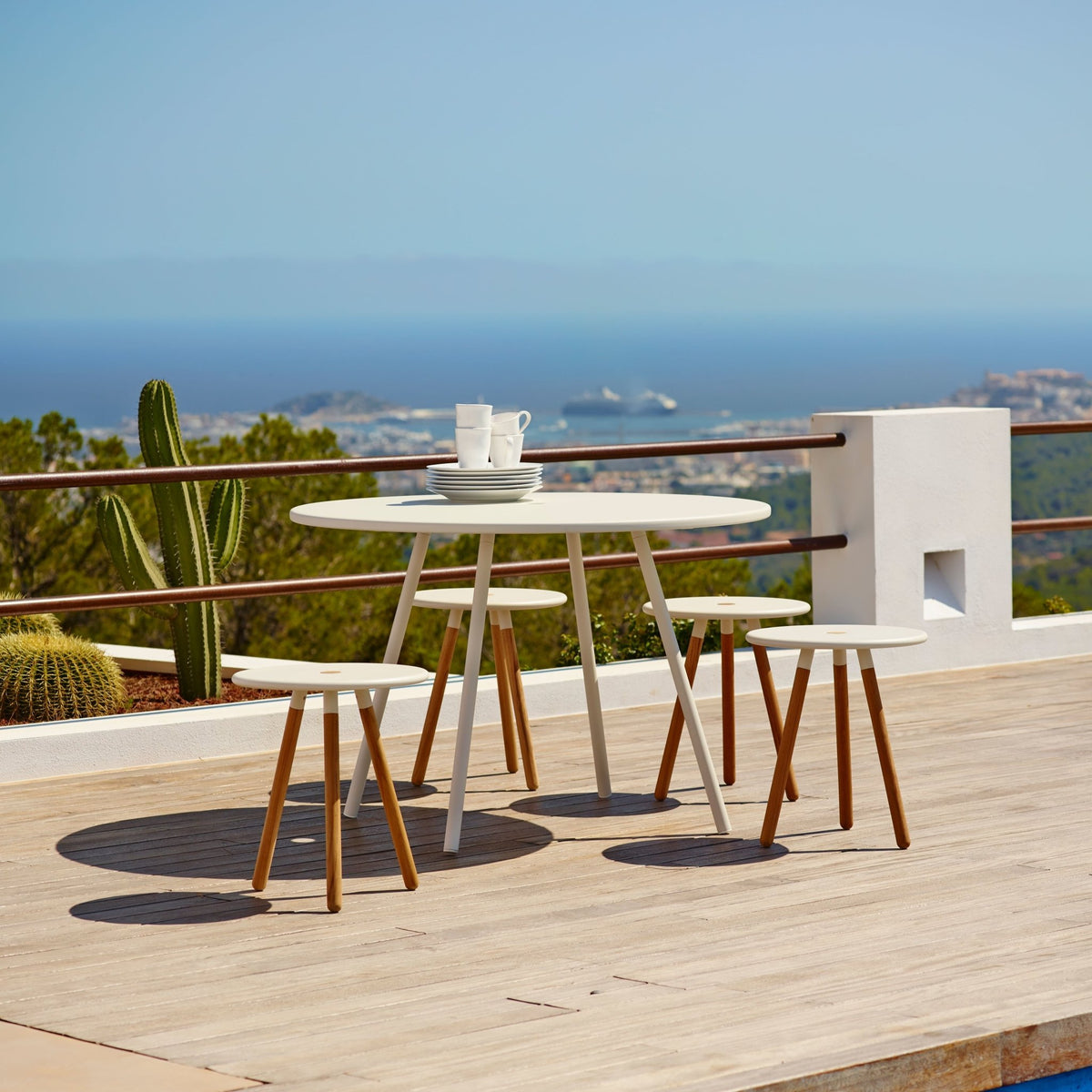 Table ronde en aluminum blanc Area - Cane-Line - The Cool Republic