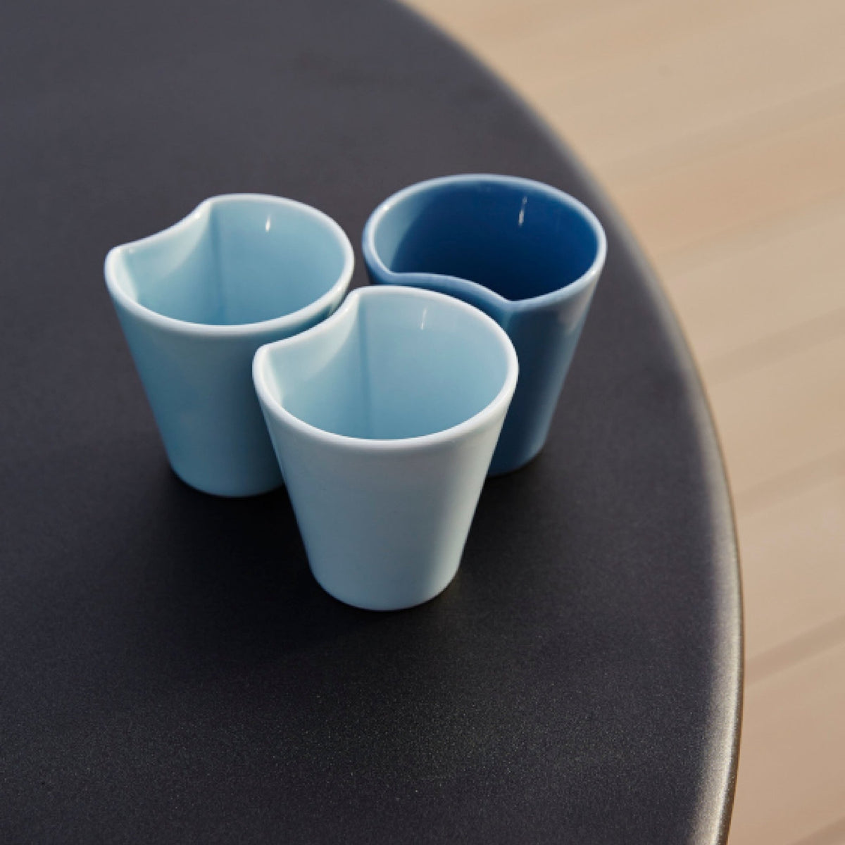 Table ronde en aluminum noir Area - Cane-Line - The Cool Republic
