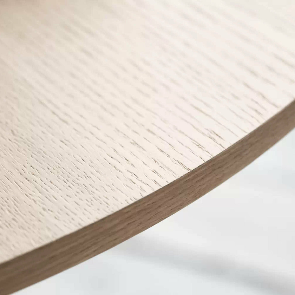 Table ronde en chêne laqué 75 cm Turned - Bolia - The Cool Republic