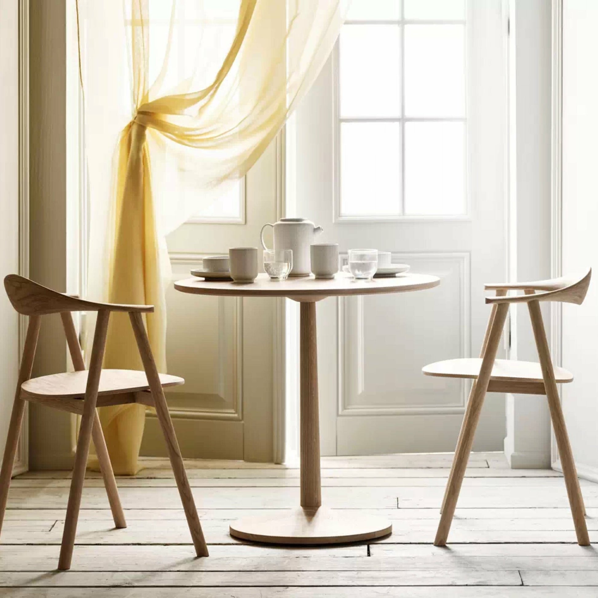 Table ronde en chêne laqué 75 cm Turned - Bolia - The Cool Republic
