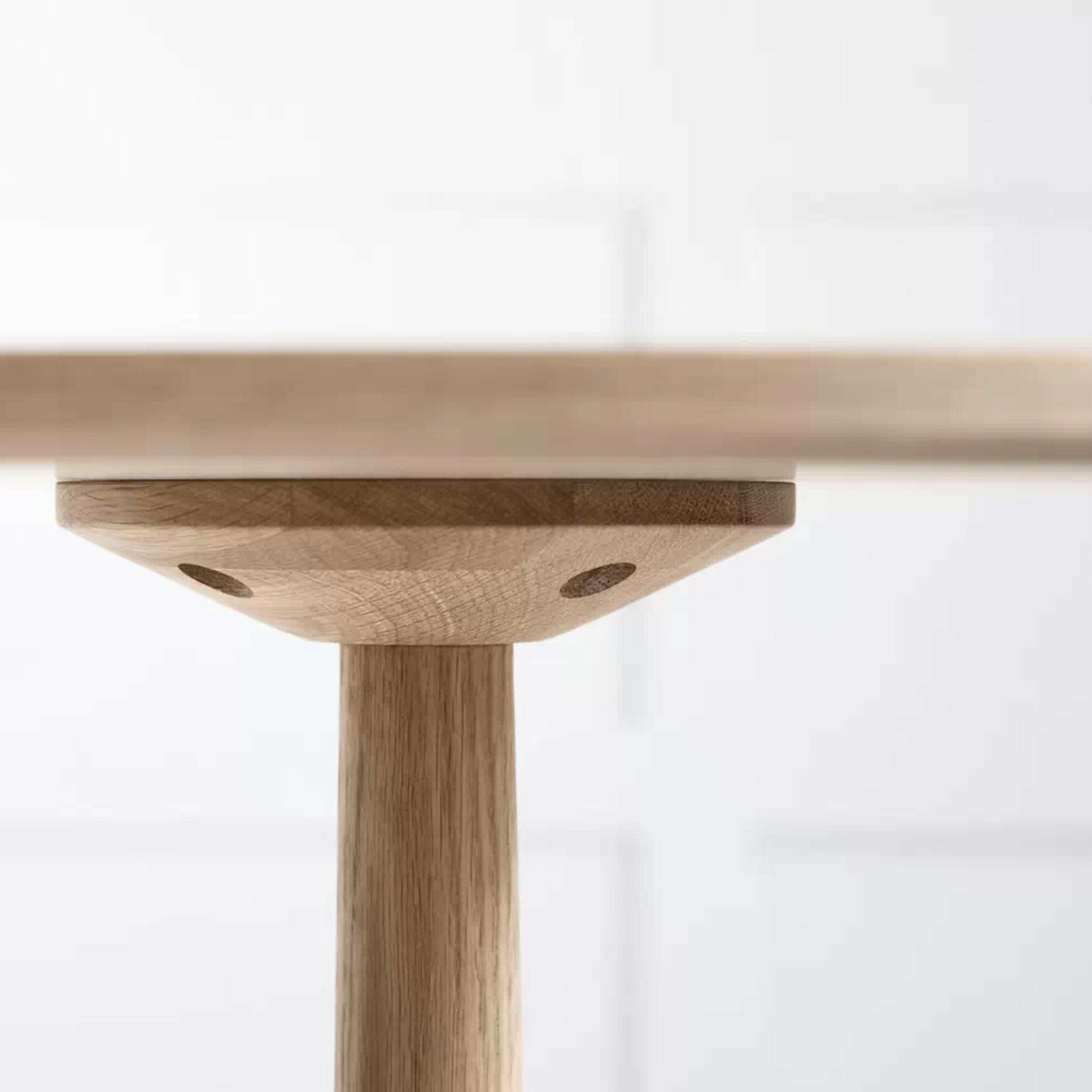 Table ronde en chêne laqué 75 cm Turned - Bolia - The Cool Republic