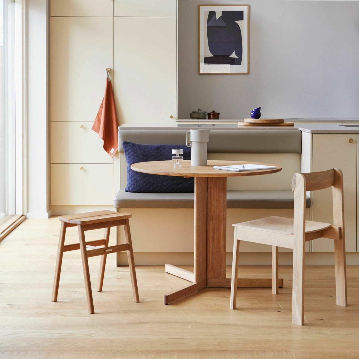 Table ronde en chêne naturel 75 cm Trefoil - Form & Refine - The Cool Republic