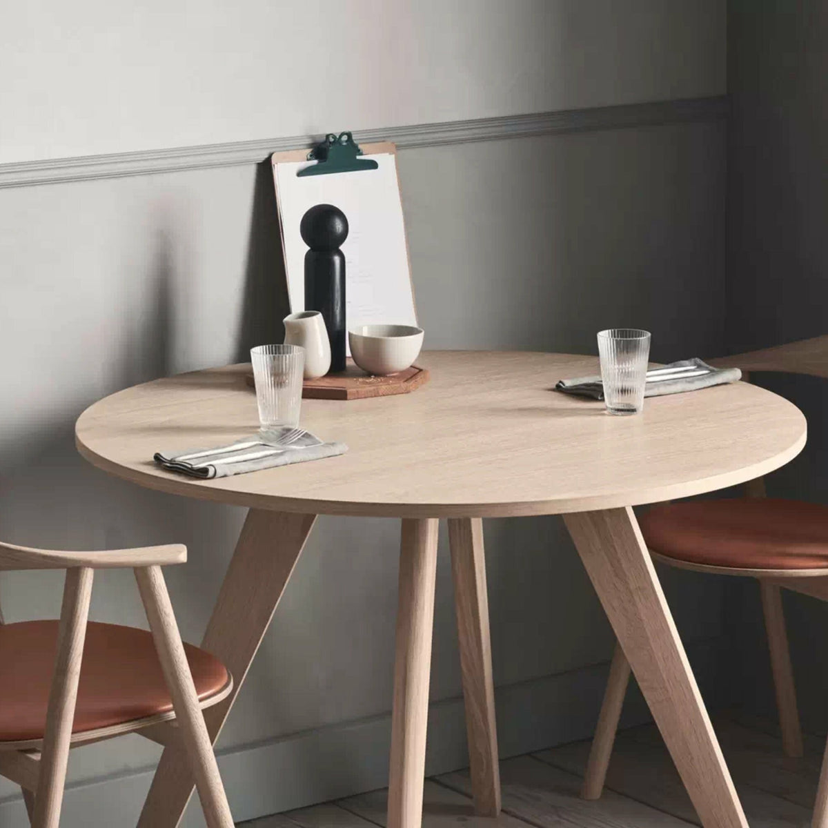 Table ronde en noyer massif huilé 100 cm New Mood - Bolia - The Cool Republic