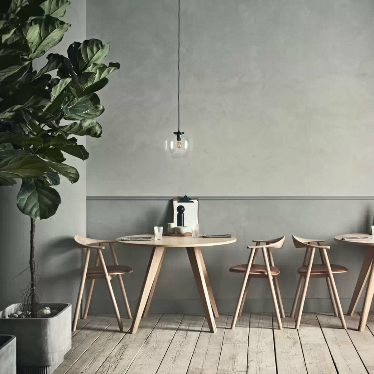 Table ronde en noyer massif huilé 100 cm New Mood - Bolia - The Cool Republic