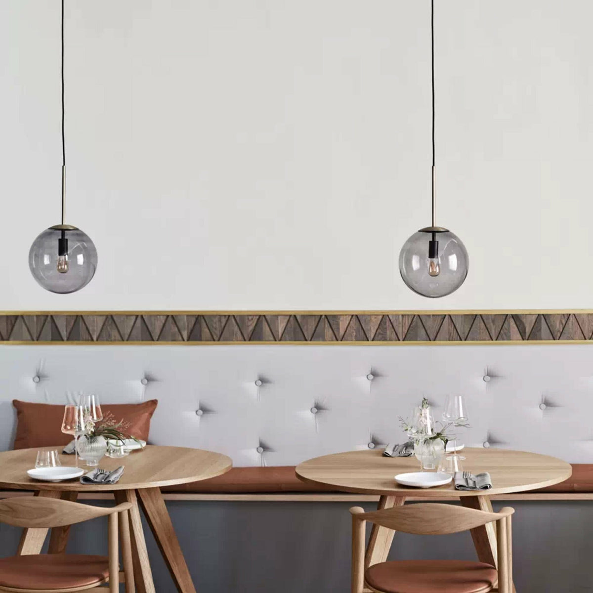 Table ronde en noyer massif huilé 100 cm New Mood - Bolia - The Cool Republic