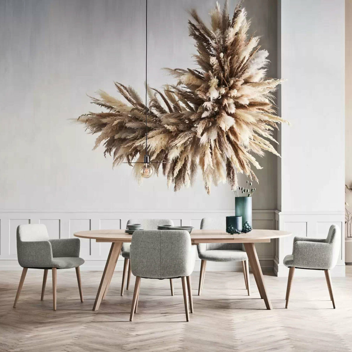 Table ronde en noyer massif huilé 123,5 cm New Mood - Bolia - The Cool Republic
