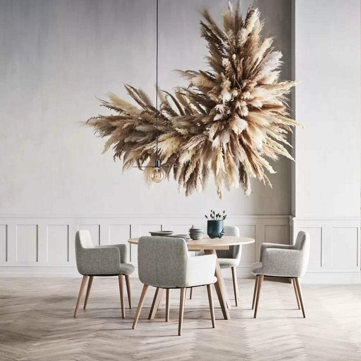 Table ronde en noyer massif huilé 123,5 cm New Mood - Bolia - The Cool Republic