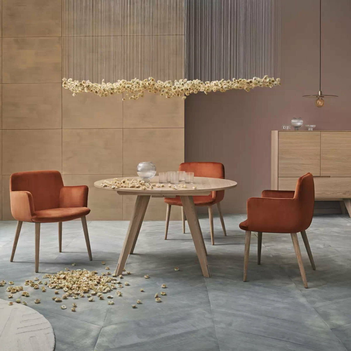 Table ronde en noyer massif huilé 123,5 cm New Mood - Bolia - The Cool Republic