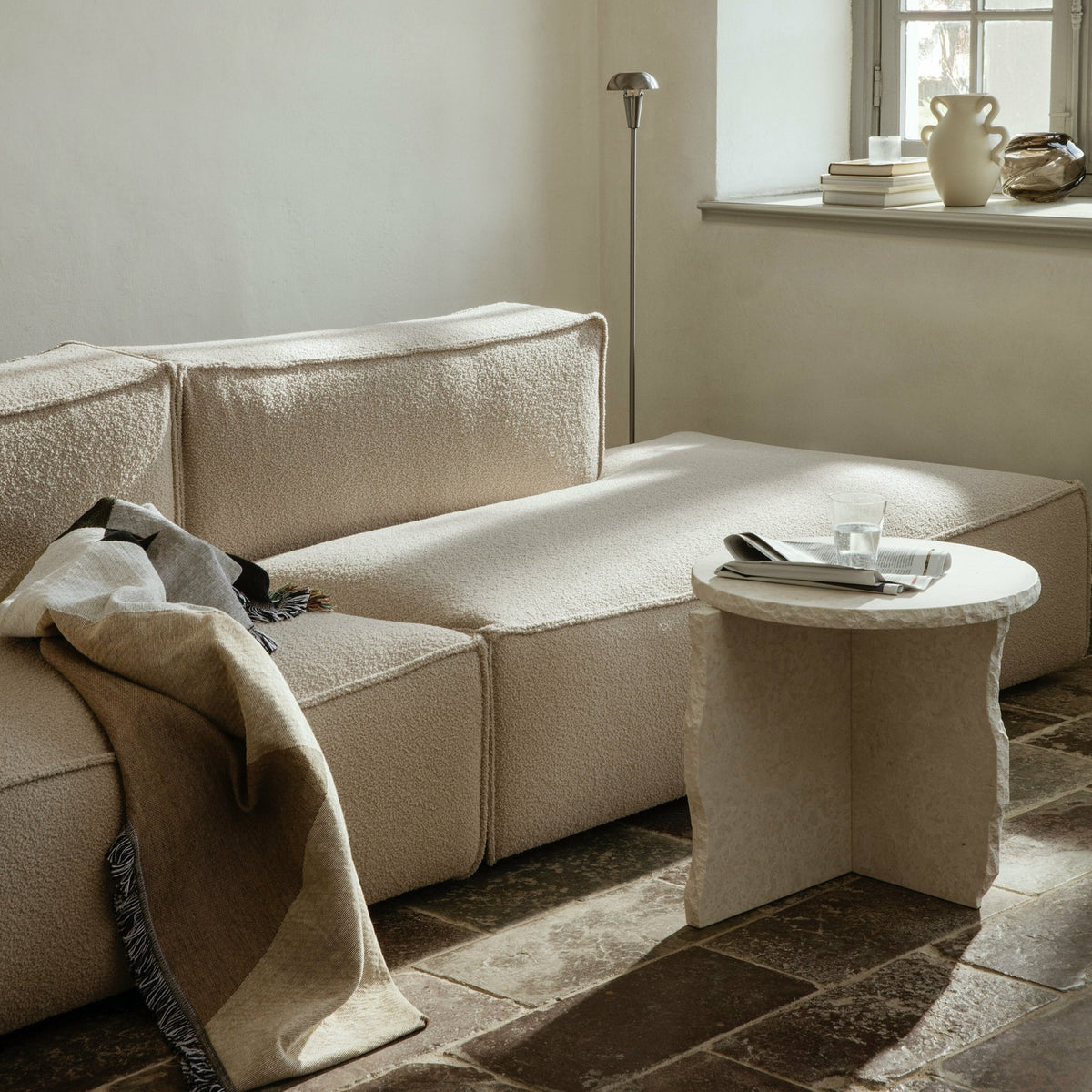 Table sculpturale minérale en marbre blanc 52 x 50 cm Bianco Curia - Ferm Living - The Cool Republic