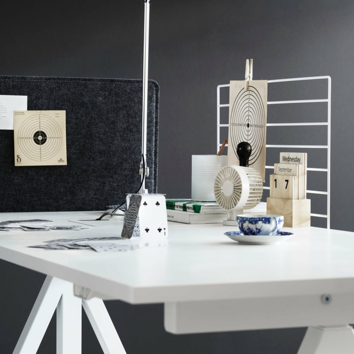 Tablette de bureau en blanc stratifié 160 x 78 cm Works - String furniture - The Cool Republic
