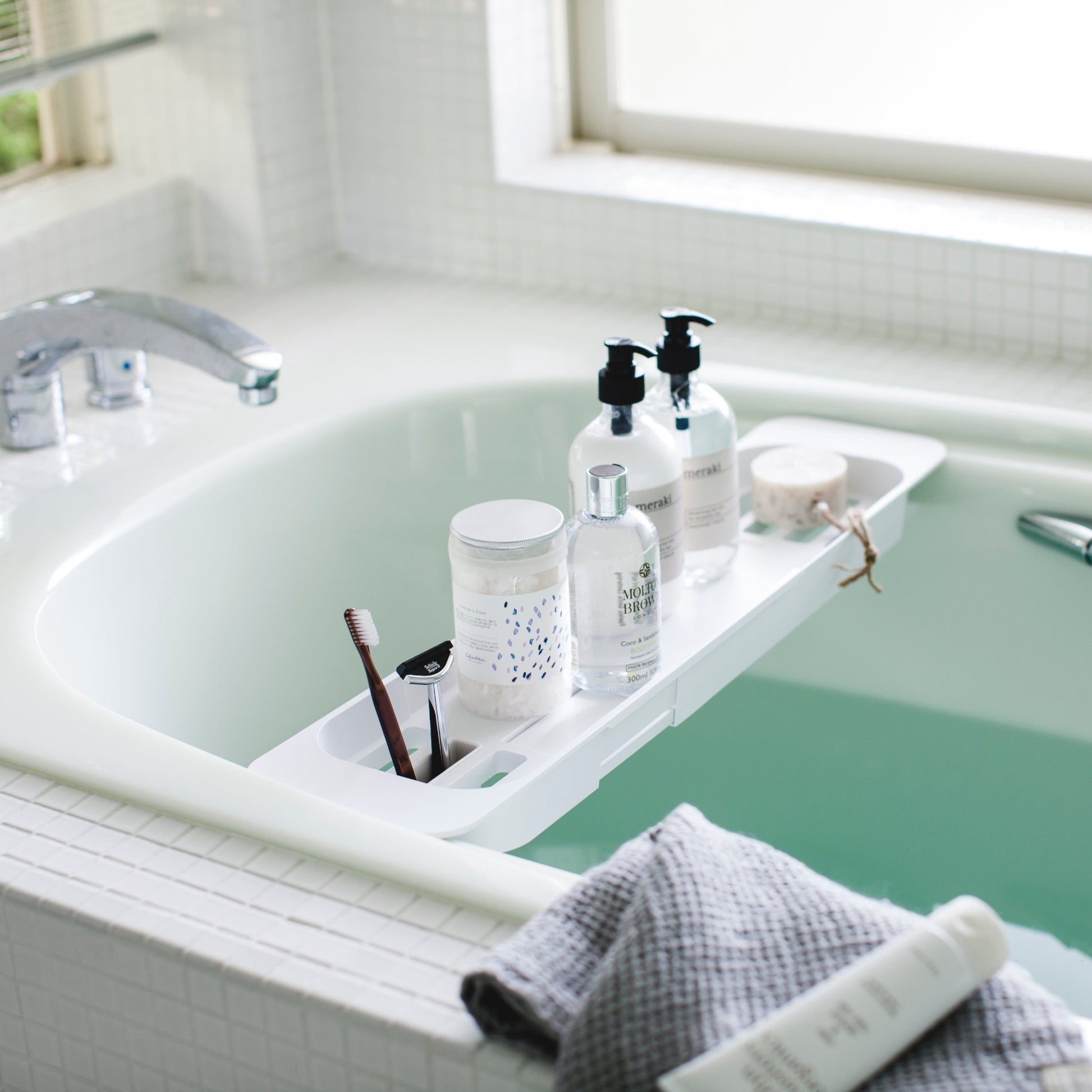 Tablette extensible pour baignoire blanc - Yamazaki - The Cool Republic