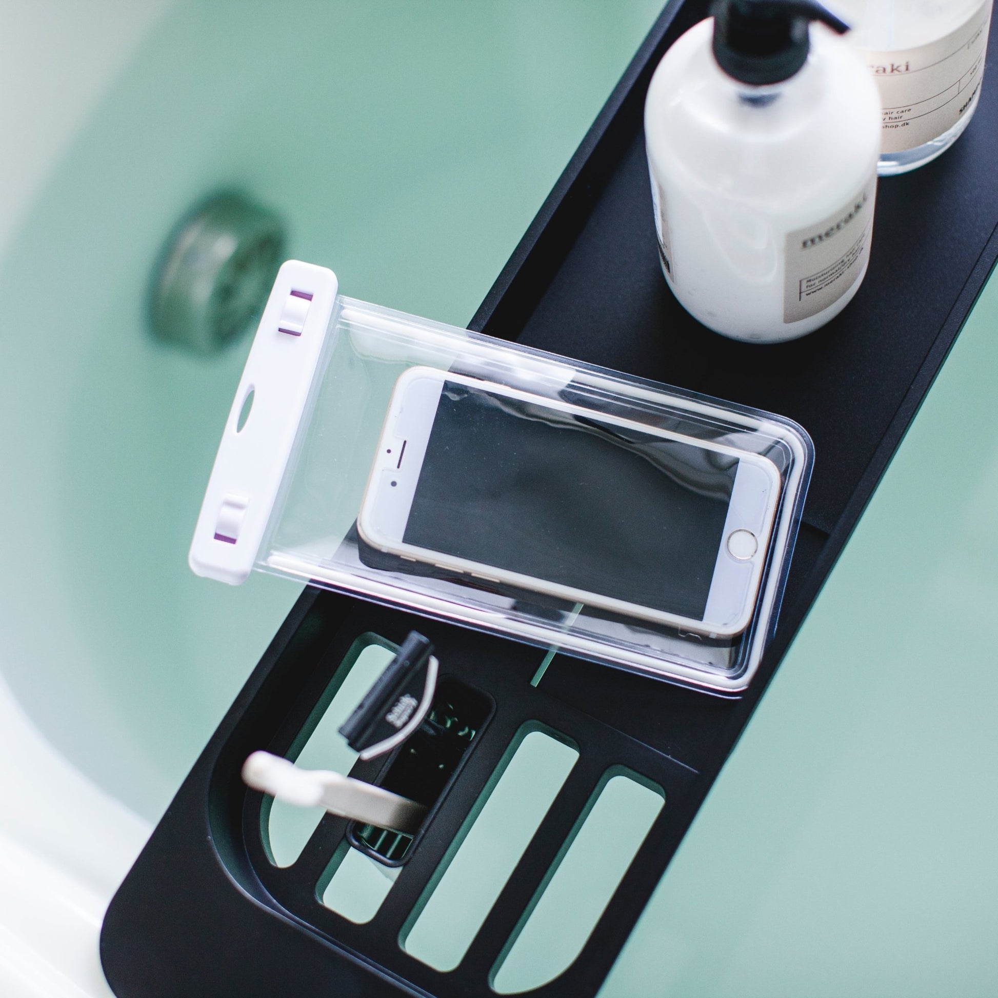 Tablette extensible pour baignoire noir - Yamazaki - The Cool Republic