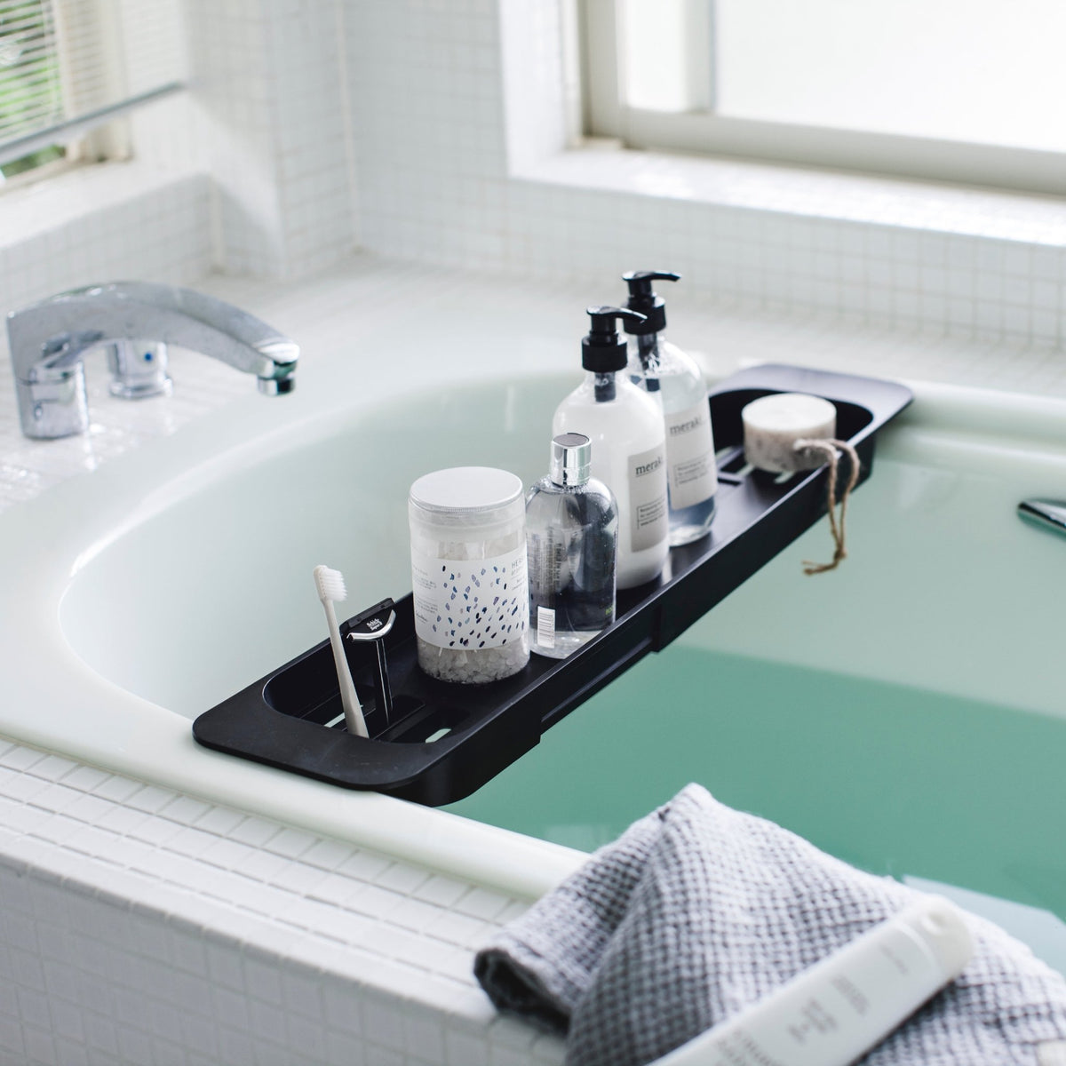 Tablette extensible pour baignoire noir - Yamazaki - The Cool Republic