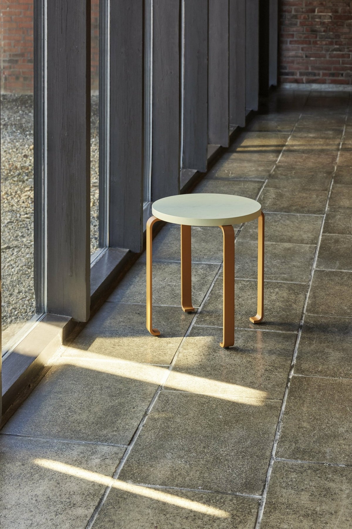 Tabouret à roulettes vert clair et orange 46 x 46,5 cm Smile - Hübsch - The Cool Republic
