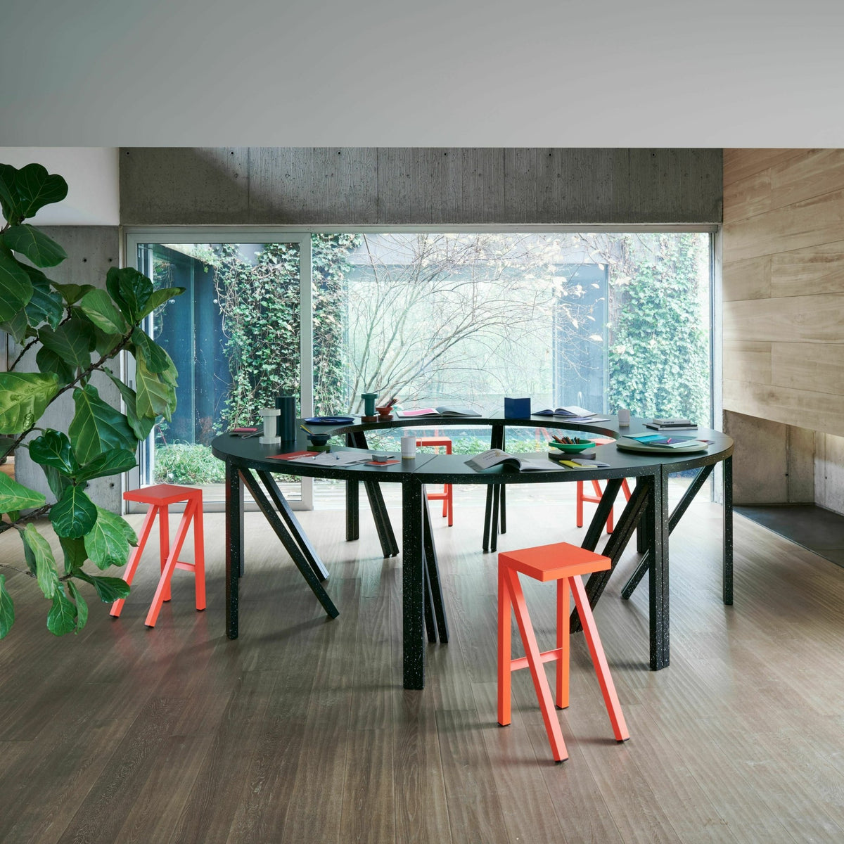 Tabouret bas gris Bureaurama - Magis - The Cool Republic