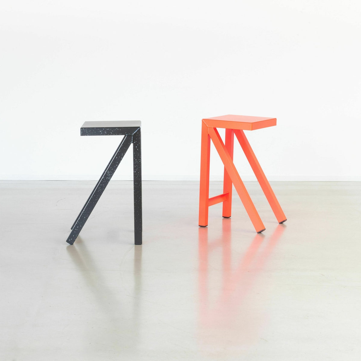 Tabouret bas noir moucheté Bureaurama - Magis - The Cool Republic