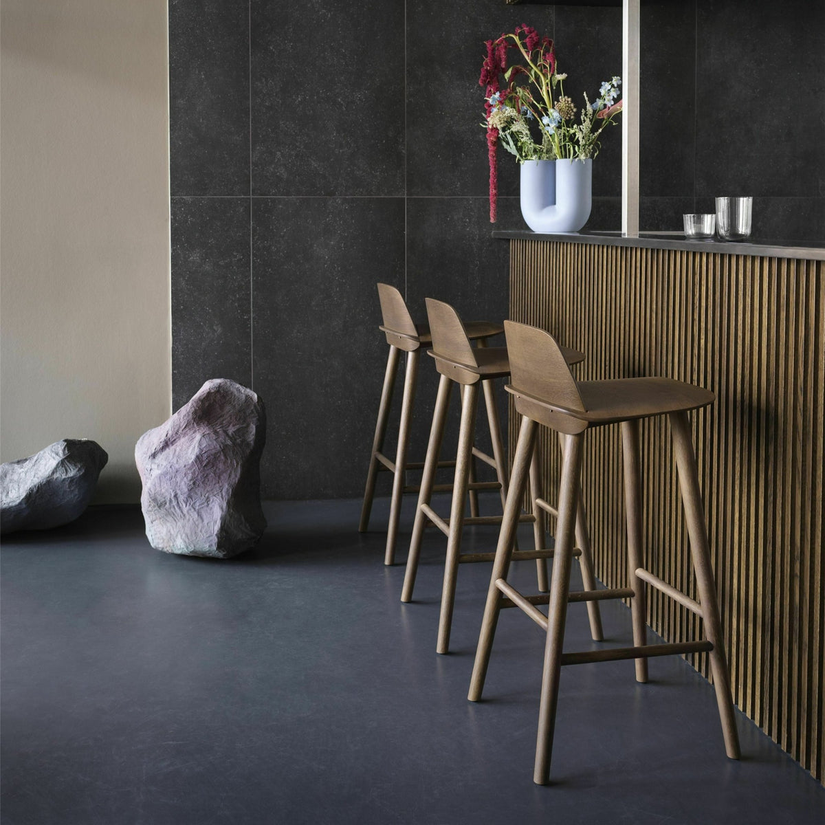 Tabouret de bar 65 cm en chêne foncé Nerd - Muuto - The Cool Republic