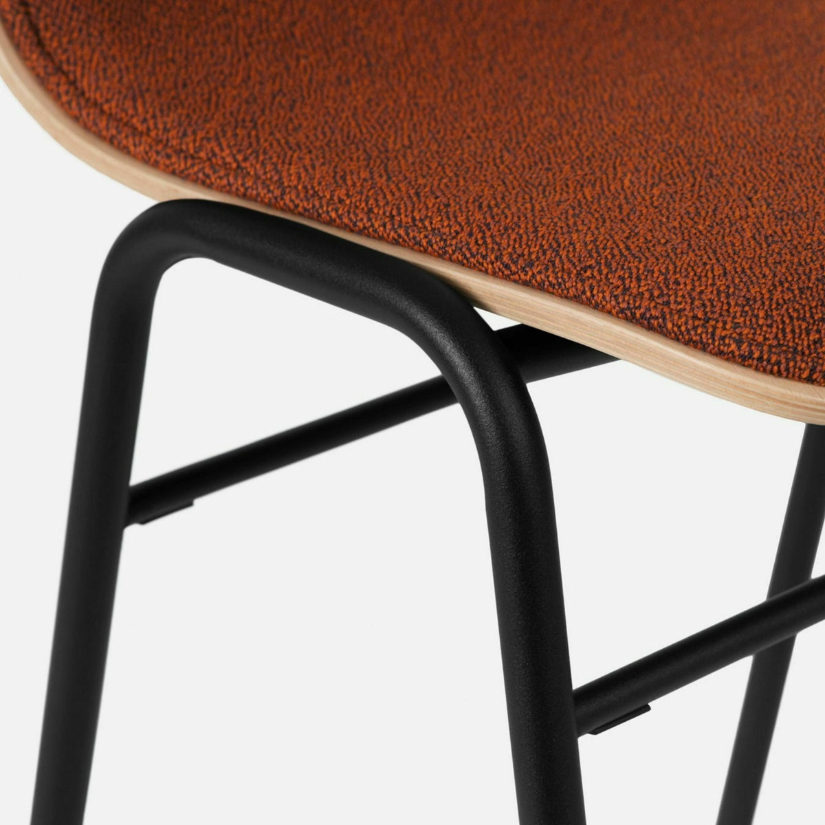 Tabouret de bar 65 cm en tissu rouge et cadre noir Touchwood - Hem - The Cool Republic