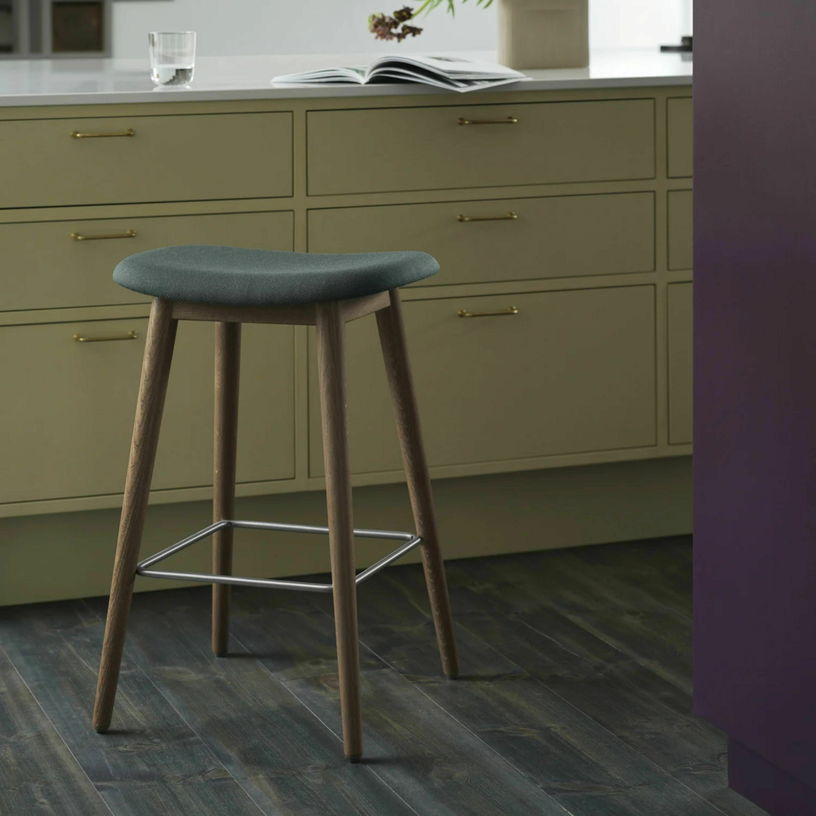 Tabouret de bar 65cm gris piétement en chêne marron Fiber - Muuto - The Cool Republic