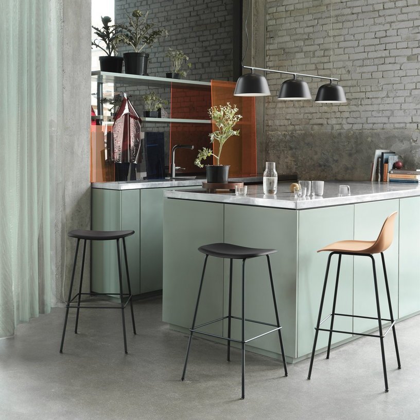 Tabouret de bar 65cm noir piétement en chêne et assise cuir Fiber - Muuto - The Cool Republic