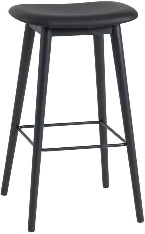 Tabouret de bar 65cm noir piétement en chêne et assise cuir Fiber - Muuto - The Cool Republic