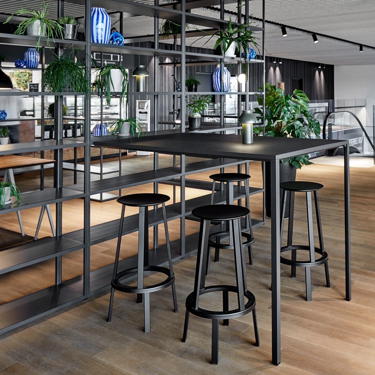 Tabouret de bar 75cm en aluminium noir Revolver - HAY - The Cool Republic