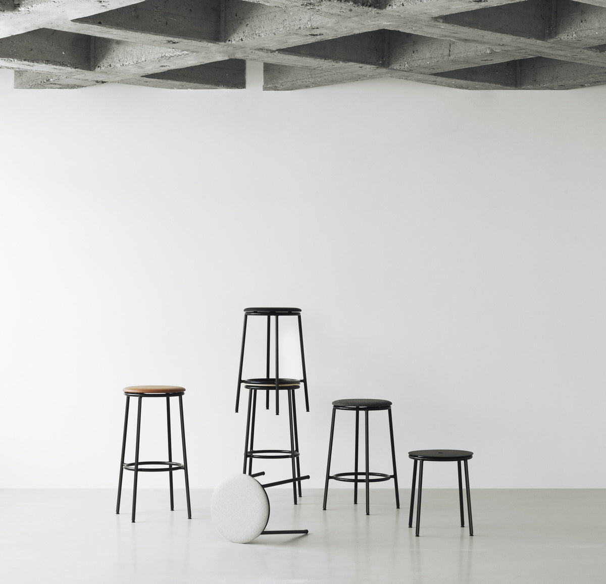 Tabouret de bar en acier et aluminium noir 65 cm Circa noir Aluminum - Normann Copenhagen - The Cool Republic