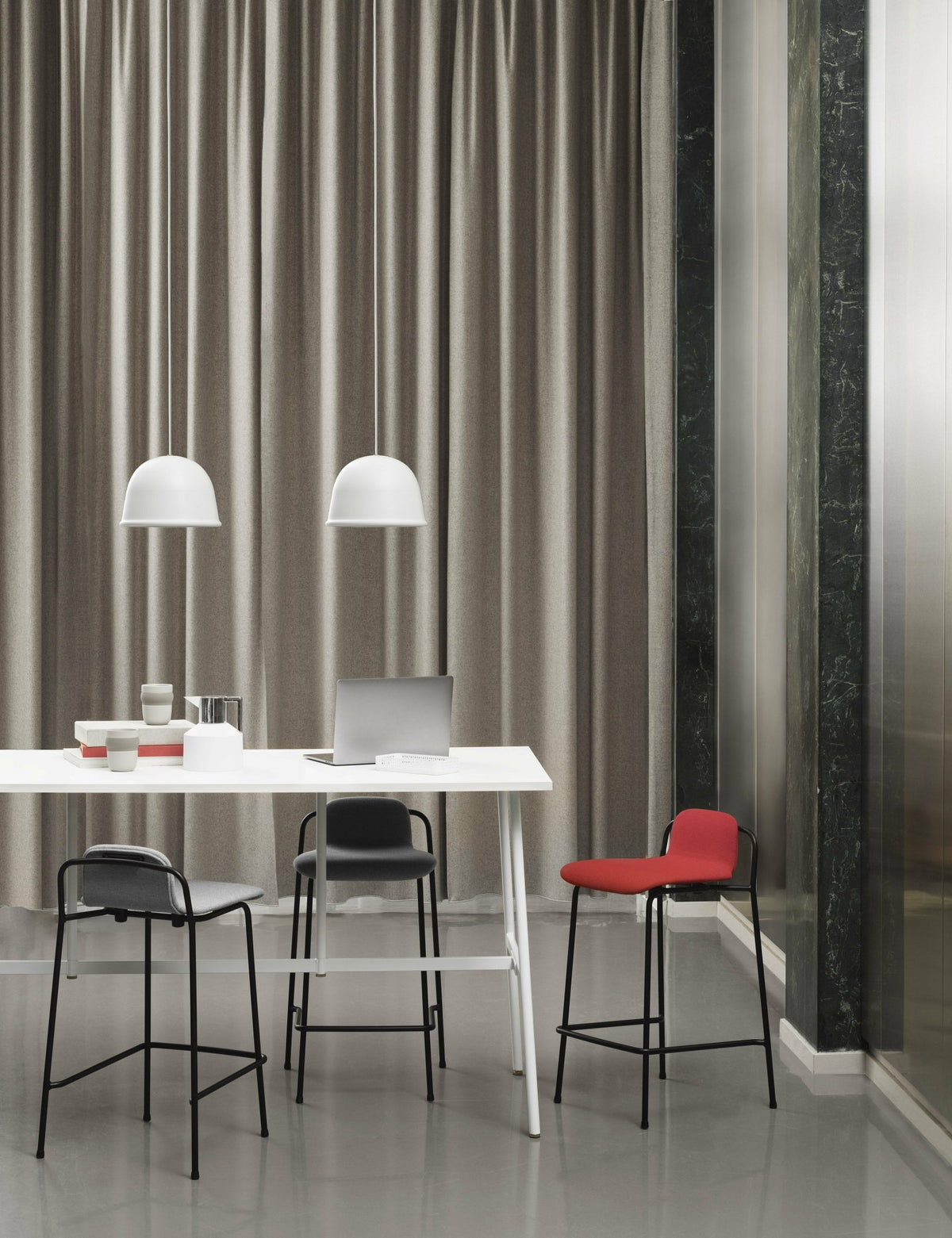 Tabouret de bar en acier noir 65cm Studio Oak - Normann Copenhagen - The Cool Republic