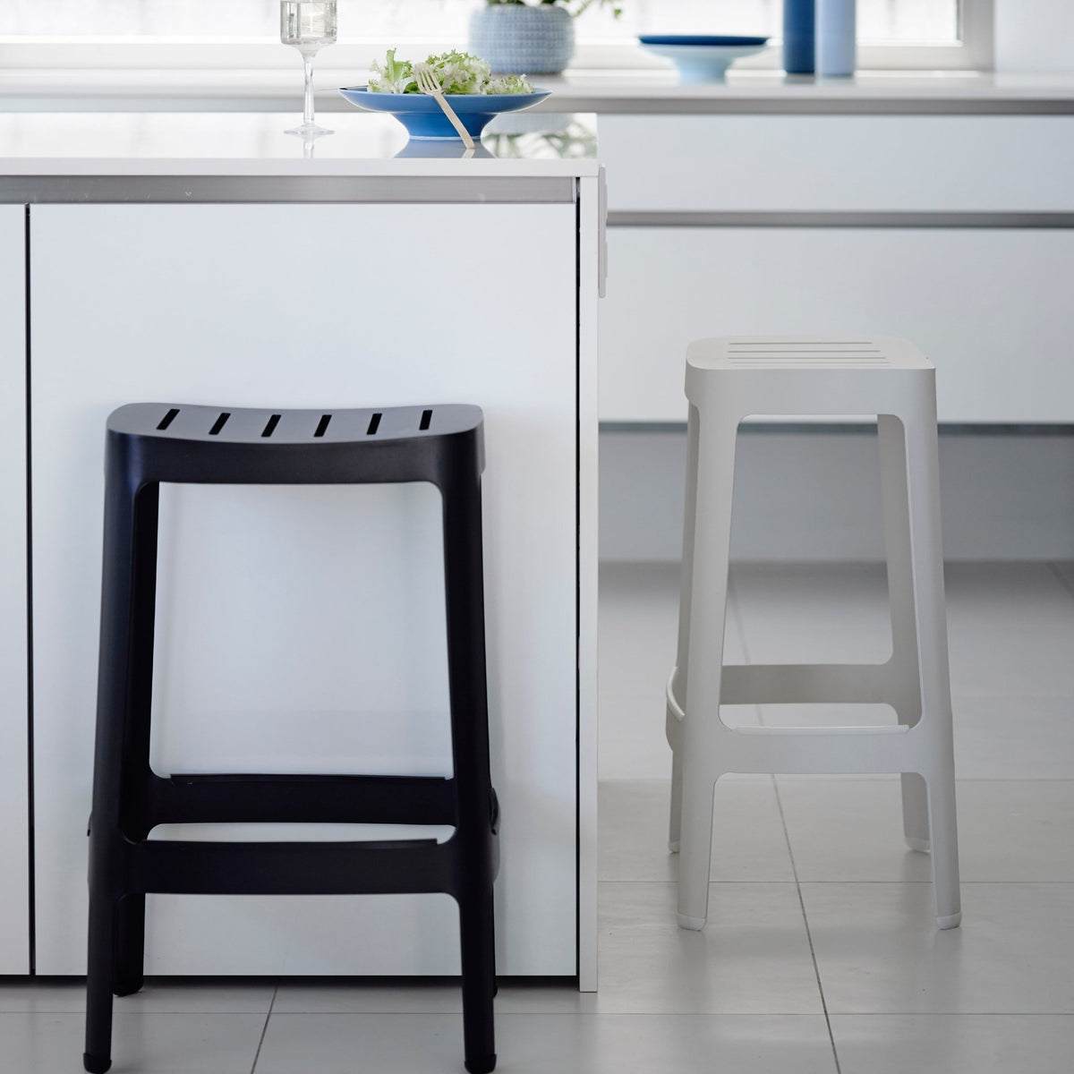 Tabouret de bar en aluminium blanc Cut - Cane-Line - The Cool Republic