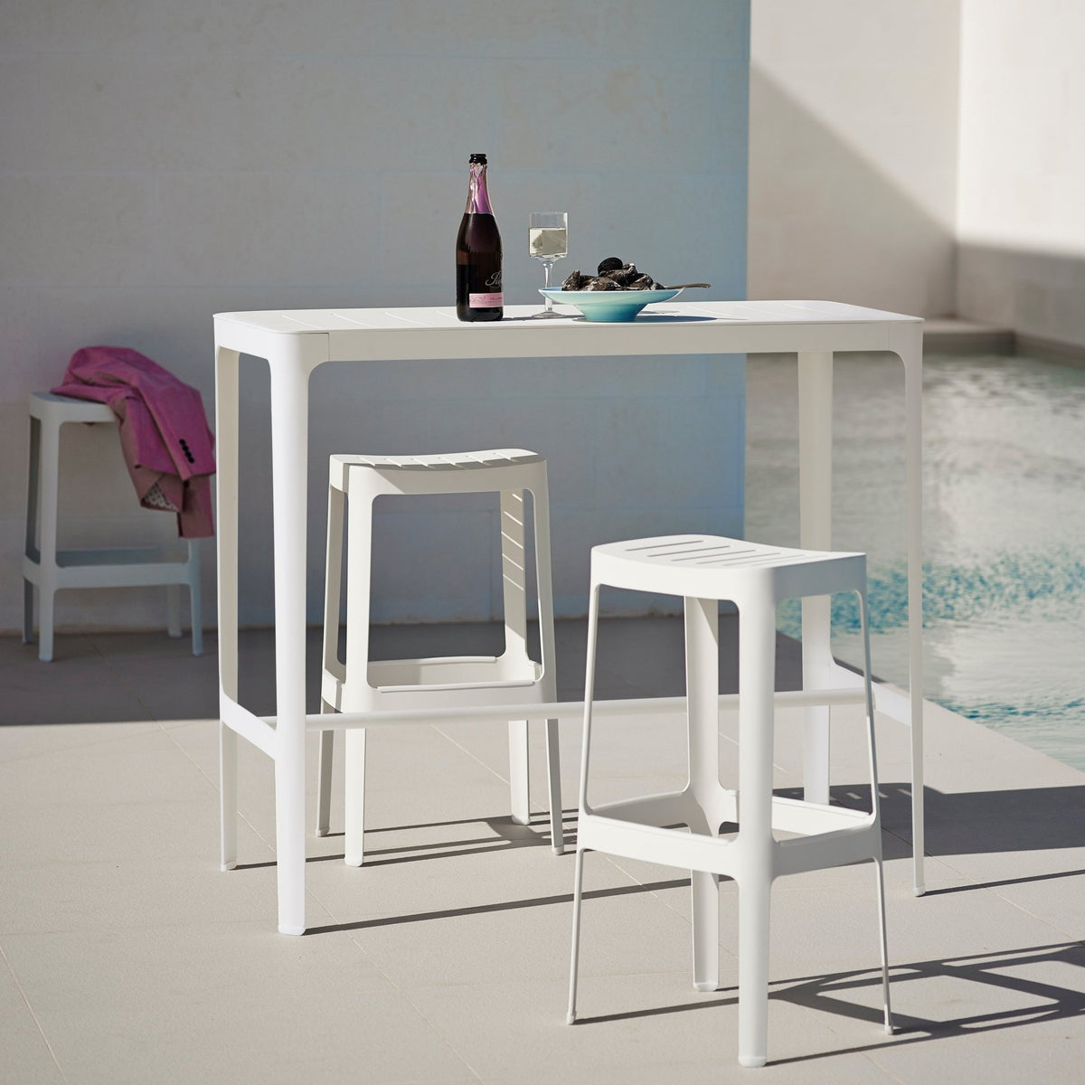 Tabouret de bar en aluminium blanc Cut - Cane-Line - The Cool Republic