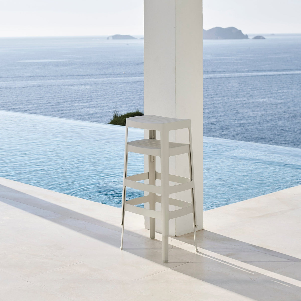 Tabouret de bar en aluminium blanc Cut - Cane-Line - The Cool Republic