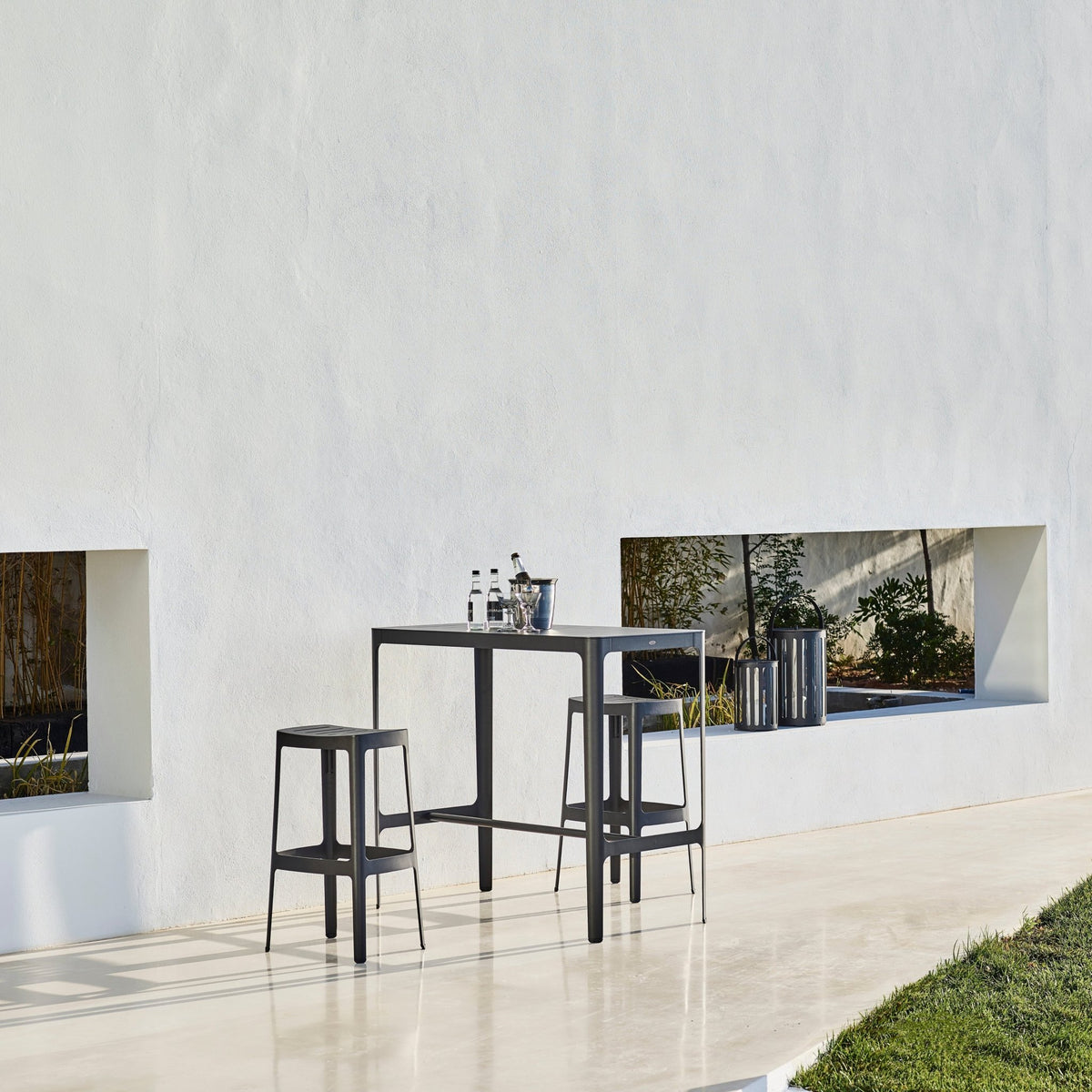 Tabouret de bar en aluminium blanc Cut - Cane-Line - The Cool Republic