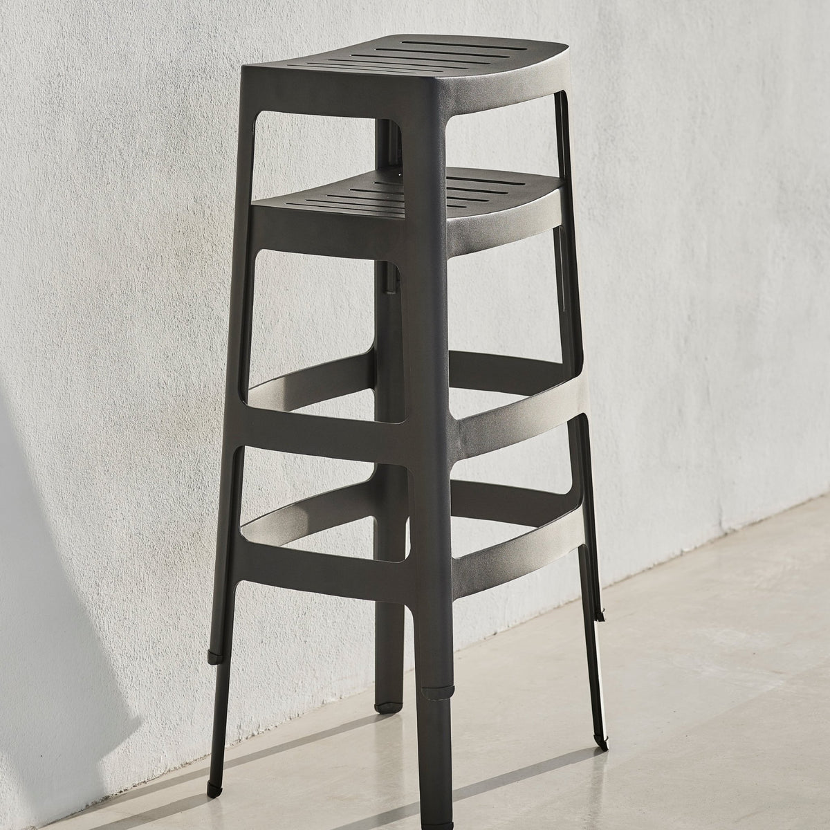 Tabouret de bar en aluminium noir Cut - Cane-Line - The Cool Republic