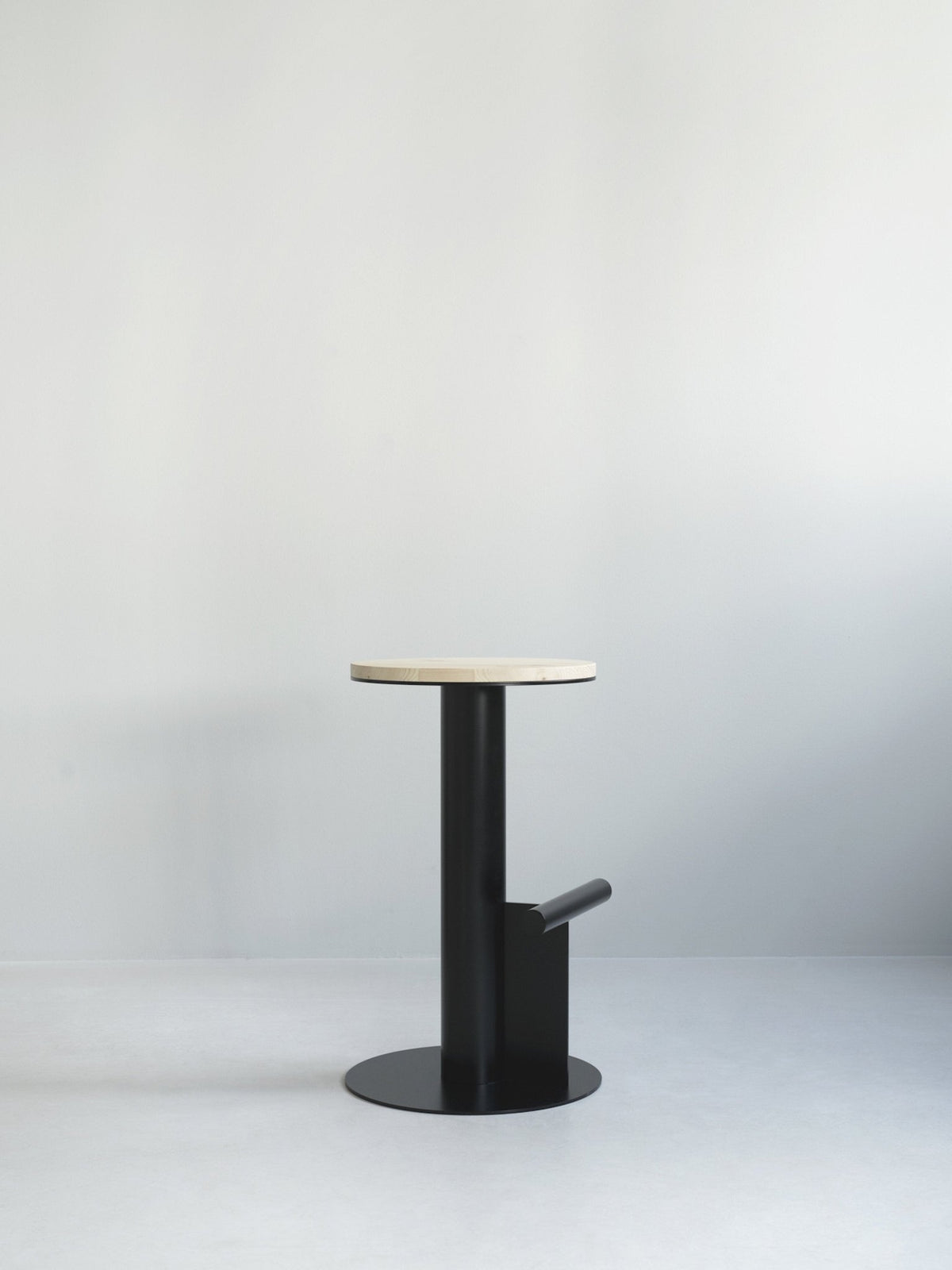 Tabouret de bar en bois de pin et acier noir 65 x 40 cm Pole - Normann Copenhagen - The Cool Republic