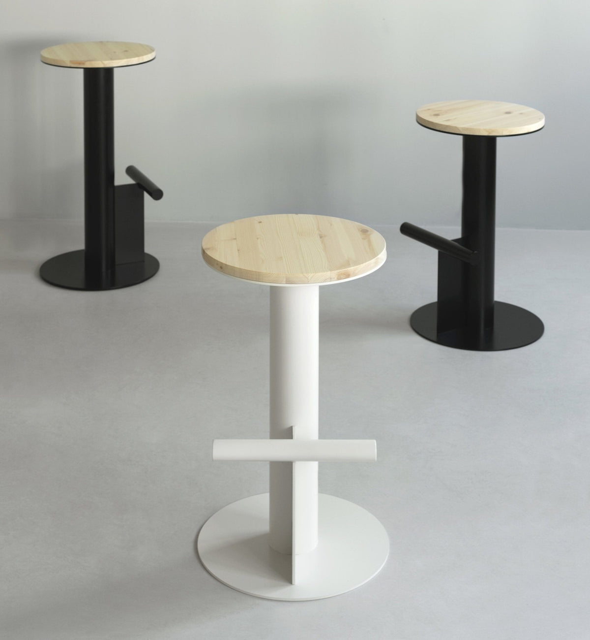 Tabouret de bar en bois de pin et acier noir 65 x 40 cm Pole - Normann Copenhagen - The Cool Republic