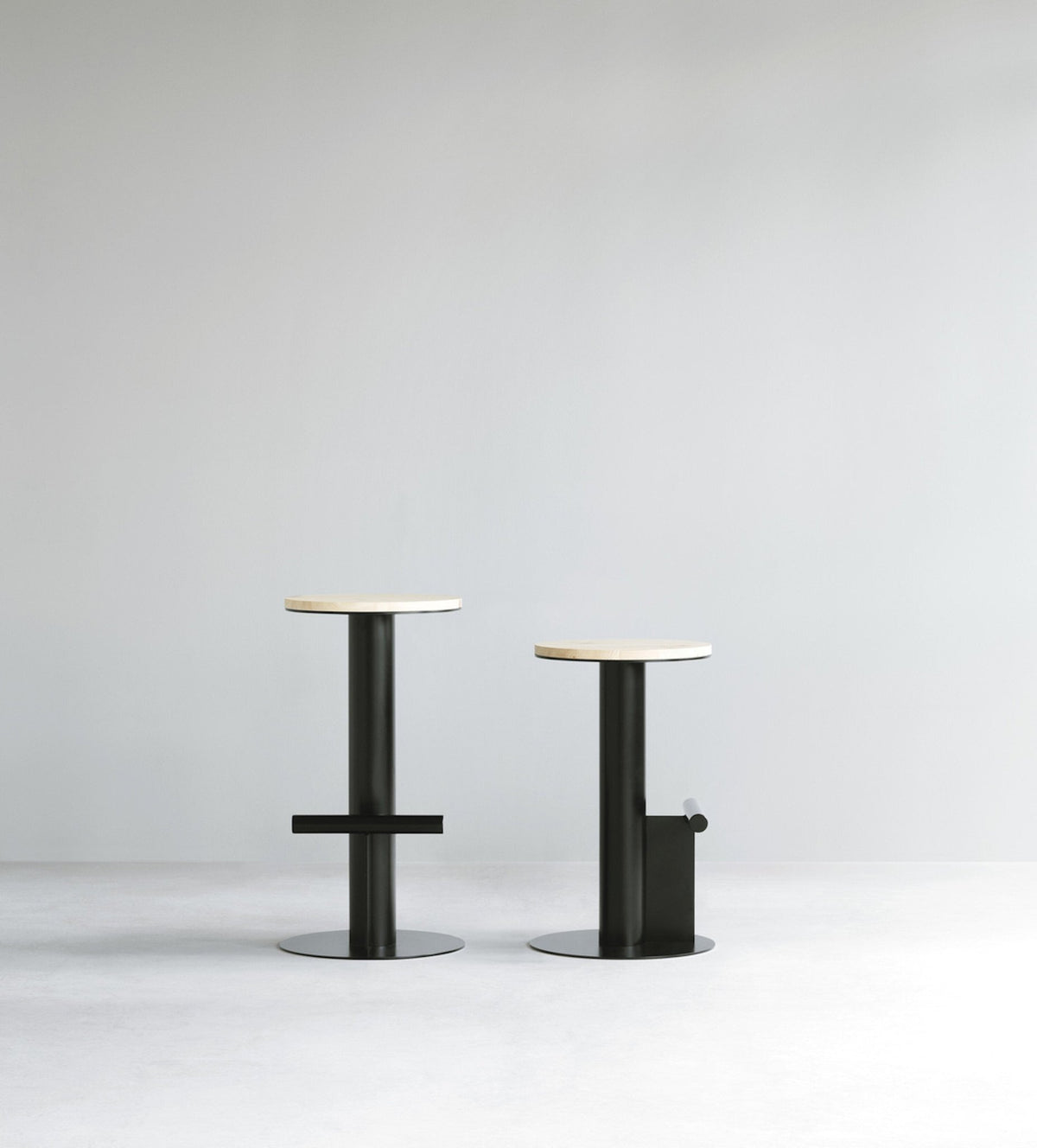Tabouret de bar en bois de pin et acier noir 65 x 40 cm Pole - Normann Copenhagen - The Cool Republic